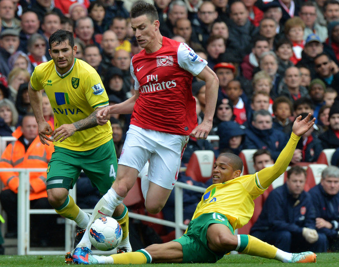 Kolcielny: Gây bất ngờ bằng phong độ rất ổn định ở mùa này. Từ chỗ là vua phản lưới (6 lần), trung vệ của Arsenal trở thành mắt xích quan trọng nhất hàng thủ, giúp Arsenal phần nào cải thiện được khả năng phòng ngự