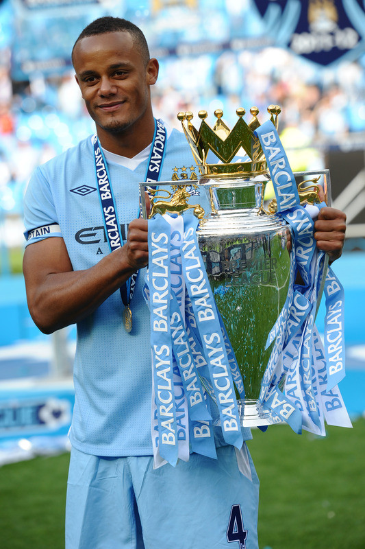 Kompany: Từ chỗ chỉ thi đấu ở mức tròn vai, thậm chí nhiều lần báo hại Man City (pha để mất bóng trong trận tranh Community Shield là ví dụ), nhưng Kompany ngày càng chững chạc và trở thành chốt chặn cực kỳ an toàn của Man xanh. Danh hiệu Cầu thủ xuất sắc nhất mùa là minh chứng không thể thuyết phục hơn về phong độ ấn tượng của Kompany