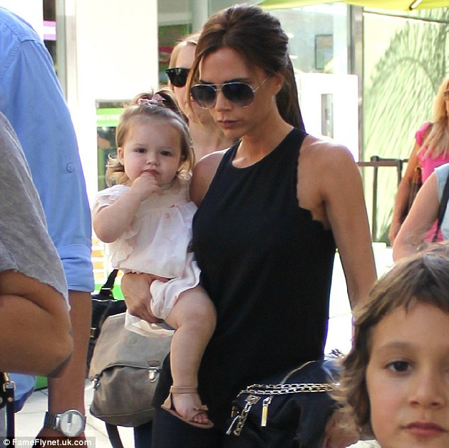 Trong khi đó, hai thành viên nữ trong gia đình Becks lại đang có mặt tại London