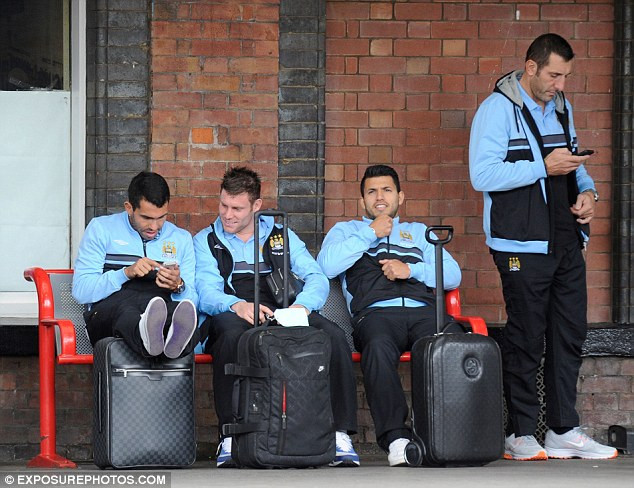 Tevez sau đành chơi game Tevez sau đành chơi game