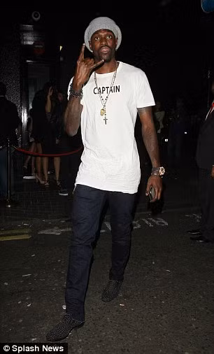 Bên cạnh đó là Adebayor