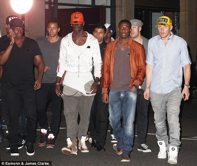 Như mọi lần, Balotelli vẫn xung phong dẫn đầu cuộc vui. Dàn sao Premier League chọn địa điểm bay là hộp đêm Rose Club tại Manchester Như mọi lần, Balotelli vẫn xung phong dẫn đầu cuộc vui. Dàn sao Premier League chọn địa điểm bay là hộp đêm Rose Club tại Manchester