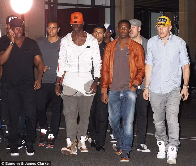 Như mọi lần, Balotelli vẫn xung phong dẫn đầu cuộc vui. Dàn sao Premier League chọn địa điểm bay là hộp đêm Rose Club tại Manchester