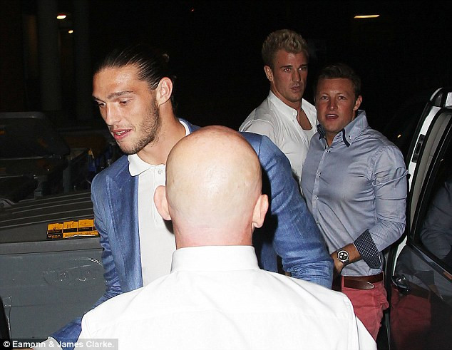 Sau lần đối đầu nhau tại Anfield thì Joe Hart và Carroll giờ lại là bạn bè Sau lần đối đầu nhau tại Anfield thì Joe Hart và Carroll giờ lại là bạn bè