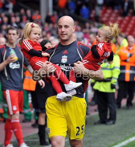 Trước khi chú nhóc Luca chào đời, 2 cô chị Grecia và Alma là "viên ngọc quý" của Reina Trước khi chú nhóc Luca chào đời, 2 cô chị Grecia và Alma là "viên ngọc quý" của Reina