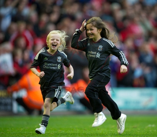 Và trong số đó, những thiên thần nhà Reina có lẽ gây chú ý hơn cả... Và trong số đó, những thiên thần nhà Reina có lẽ gây chú ý hơn cả...