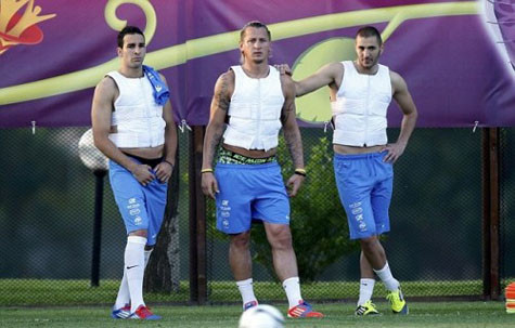 Những chiếc áo lạ lẫm này được kỳ vọng sẽ giúp Les Bleus sung mãn hơn Những chiếc áo lạ lẫm này được kỳ vọng sẽ giúp Les Bleus sung mãn hơn