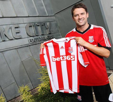 Owen đang khiến BLĐ Stoke đau đầu vì tiền