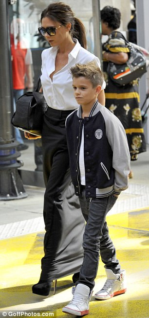 Nét mặt cùng mái tóc của cậu khiến người ta gợi nhớ lại ông bố của Romeo thời còn là một cậu bé