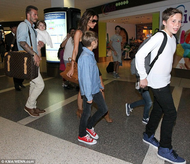 Cả nhà Becks lập tức trở thành tâm điểm Cả nhà Becks lập tức trở thành tâm điểm