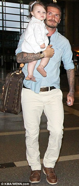 Trong khi đó bé Harper lại ngáp ngắn ngáp dài suốt hành trình vào sân bay Trong khi đó bé Harper lại ngáp ngắn ngáp dài suốt hành trình vào sân bay