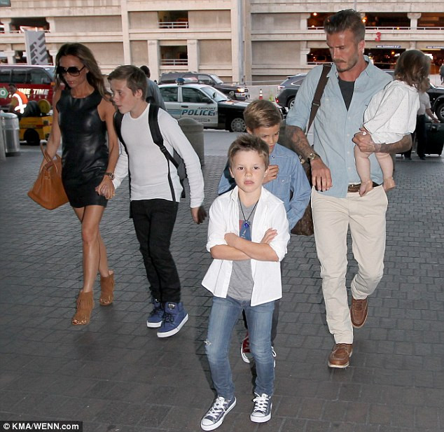 Đây đủ 6 thành viên lên chuyến bay dù không rõ điểm đến nhưng được cho là trở lại Anh Đây đủ 6 thành viên lên chuyến bay dù không rõ điểm đến nhưng được cho là trở lại Anh