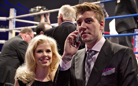 Bendtner và bạn gái Zangenberg như nhẹ lòng khi được đón tin vui