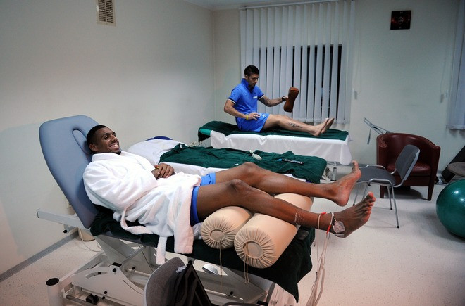 Yann M'vila tỏ ra rất thoải mái ở phòng hồi sức Yann M'vila tỏ ra rất thoải mái ở phòng hồi sức