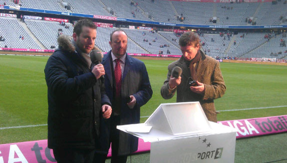 Lần tác nghiệp đầu tiên của ông là trận Bayern Munich - Schalke vừa diễn ra Lần tác nghiệp đầu tiên của ông là trận Bayern Munich - Schalke vừa diễn ra