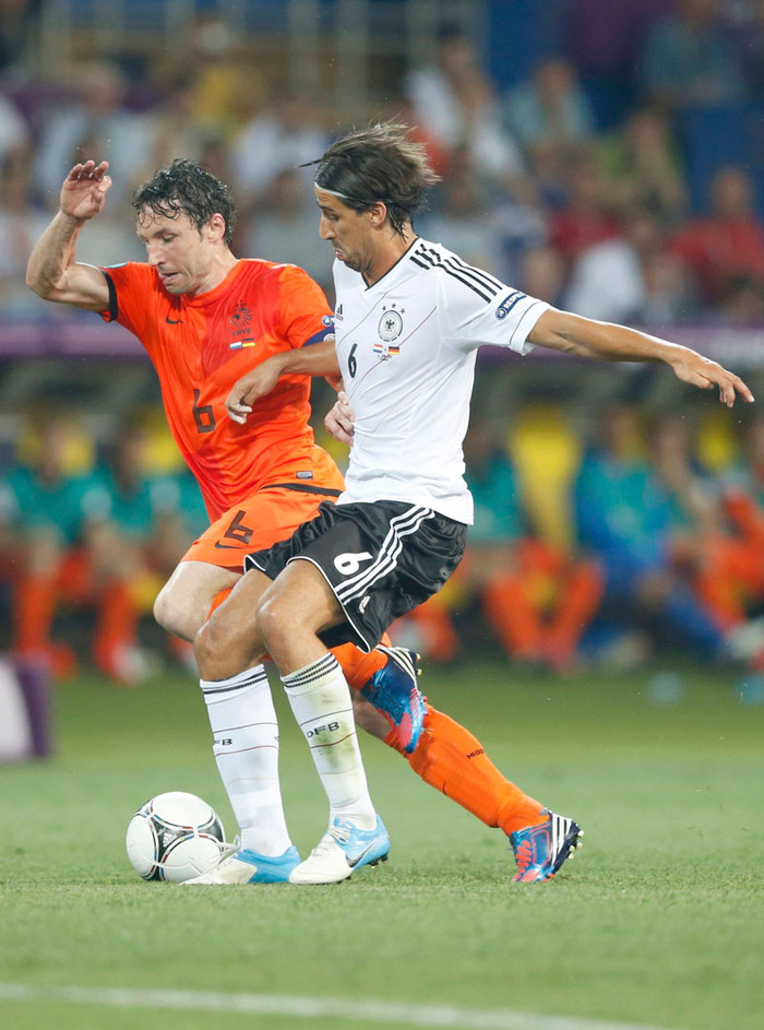 Khedira vừa có một trận đấu hay hiếm hoi ở ĐTQG khi anh làm im bặt hai máy quét hạng nặng là De Jong và Van Bommel. Tiền vệ gốc Tunisia này cũng hỗ trợ tấn công rất tốt Khedira vừa có một trận đấu hay hiếm hoi ở ĐTQG khi anh làm im bặt hai máy quét hạng nặng là De Jong và Van Bommel. Tiền vệ gốc Tunisia này cũng hỗ trợ tấn công rất tốt