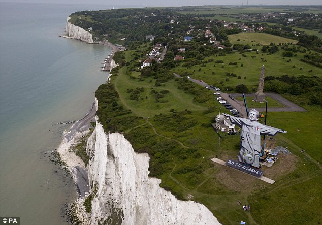 Thú vị ở chỗ bên kia đảo là nước Pháp. Hình ảnh HLV Hodgon nhìn sang bên kia eo biển Manche liệu có phải là lời thách thức mà người Anh dành cho đối thủ cùng bảng D Thú vị ở chỗ bên kia đảo là nước Pháp. Hình ảnh HLV Hodgon nhìn sang bên kia eo biển Manche liệu có phải là lời thách thức mà người Anh dành cho đối thủ cùng bảng D