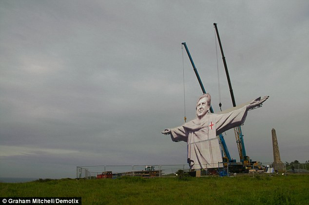 Bức tượng này phỏng theo tượng chúa Jesus lừng danh ở Rio de Janeiro của Brazil Bức tượng này phỏng theo tượng chúa Jesus lừng danh ở Rio de Janeiro của Brazil