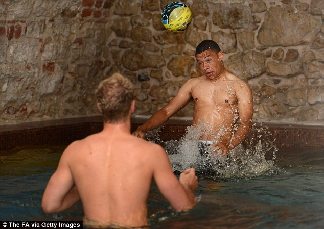 Những cầu thủ đã chơi trận gặp Pháp như Hart, Chamberlain bắt đầu quá trình hồi phục nhẹ Những cầu thủ đã chơi trận gặp Pháp như Hart, Chamberlain bắt đầu quá trình hồi phục nhẹ