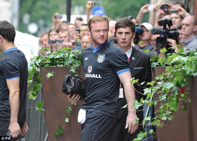 Trong khi Rooney... Trong khi Rooney...