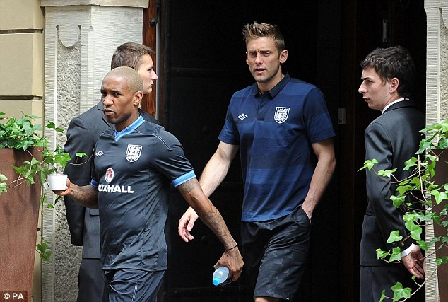 Green hay Defoe lại chọn cách đi bộ xung quanh khách sạn Krakow Green hay Defoe lại chọn cách đi bộ xung quanh khách sạn Krakow