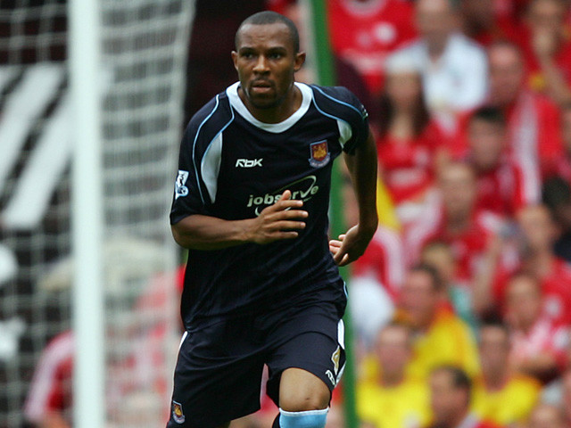 Trung vệ: Danny Gabbidon Trung vệ: Danny Gabbidon