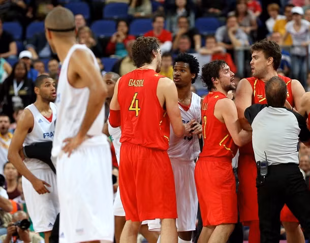 Ngay sau đó cả hai bên lao vào đòi ăn thua đủ với nhau