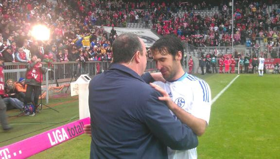 Raul tỏ ra rất ngỡ ngàng khi thấy người quen giờ đã làm BLV Raul tỏ ra rất ngỡ ngàng khi thấy người quen giờ đã làm BLV