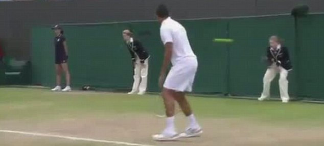 Trọng tài đứng vạch đã không thể phản xạ kịp trước cú đánh với tốc độ 190km/h của M.Fish Trọng tài đứng vạch đã không thể phản xạ kịp trước cú đánh với tốc độ 190km/h của M.Fish