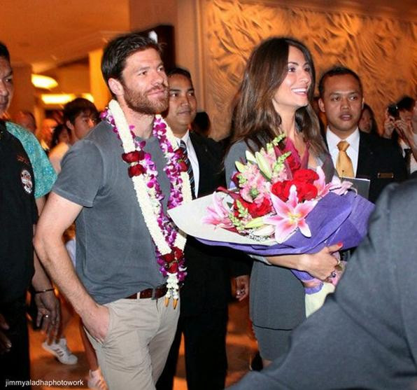 Xabi và vợ đến trong vòng tay chào đón nhiệt thành của người dân Indonesia Xabi và vợ đến trong vòng tay chào đón nhiệt thành của người dân Indonesia