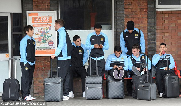 Mỗi người một vẻ nhưng đều tỏ ra chẳng mấy thích thú khi phải chờ đợi Mỗi người một vẻ nhưng đều tỏ ra chẳng mấy thích thú khi phải chờ đợi