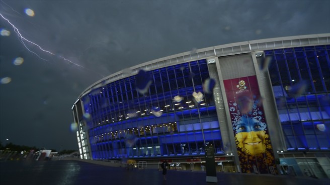 Donbass Arena: Đây là sân bóng xui xẻo nhất EURO 2012 khi một cơn mưa to kèm sấm chớp đã khiến trận đấu giữa Pháp và Ukraine trên sân bóng này bị hoãn đến 58 phút. Donbass Arena: Đây là sân bóng xui xẻo nhất EURO 2012 khi một cơn mưa to kèm sấm chớp đã khiến trận đấu giữa Pháp và Ukraine trên sân bóng này bị hoãn đến 58 phút.