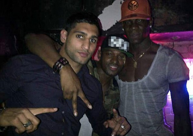 Đáng nói ở chỗ VĐV Balotelli mới quen là Amir Khan, người đang bị chỉ trích thậm tệ vì nhổ nước bọt vào HLV của mình Đáng nói ở chỗ VĐV Balotelli mới quen là Amir Khan, người đang bị chỉ trích thậm tệ vì nhổ nước bọt vào HLV của mình