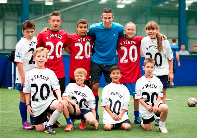 Các em thiếu nhi rất thích thú với sự xuất hiện của Van Persie