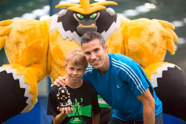 Van Persie đang trở thành 'con gà đẻ trứng vàng' của Man Utd trên mặt trận thương mại