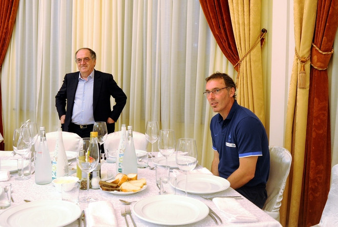 Đến ngay cả ông thầy Blanc và cả chủ tịch LĐBĐ Pháp Noel Le Great cũng phải đứng đợi thủ thành vô tư này Đến ngay cả ông thầy Blanc và cả chủ tịch LĐBĐ Pháp Noel Le Great cũng phải đứng đợi thủ thành vô tư này