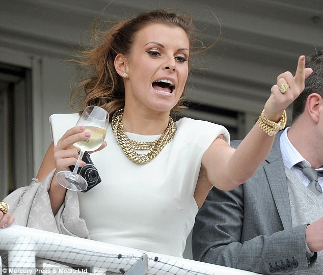 Ông chồng chán nản vì hết hứng xem đua ngựa, nhưng Coleen thì vẫn còn hứng. Động cơ của cô khi đến trường đua Chester ngày thứ 2 là trình diện bộ sưu tập trang sức vàng đồ sộ của mình. Lượng vàng có lẽ phải tới trên chục cây. Ông chồng chán nản vì hết hứng xem đua ngựa, nhưng Coleen thì vẫn còn hứng. Động cơ của cô khi đến trường đua Chester ngày thứ 2 là trình diện bộ sưu tập trang sức vàng đồ sộ của mình. Lượng vàng có lẽ phải tới trên chục cây.