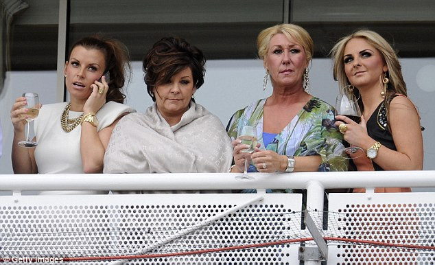 ... bởi chẳng ai đeo nhiều vàng như cô cả ... bởi chẳng ai đeo nhiều vàng như cô cả