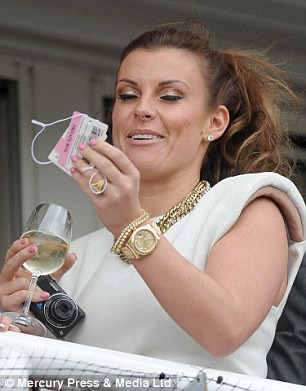 Coleen luôn tỏ ra sôi động, nhiệt tình nhất trên khán đài để gây sự chú ý Coleen luôn tỏ ra sôi động, nhiệt tình nhất trên khán đài để gây sự chú ý