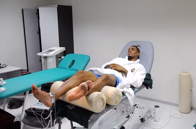 Tiền vệ này đang chạy đua với thời gian để mau lành vết đau