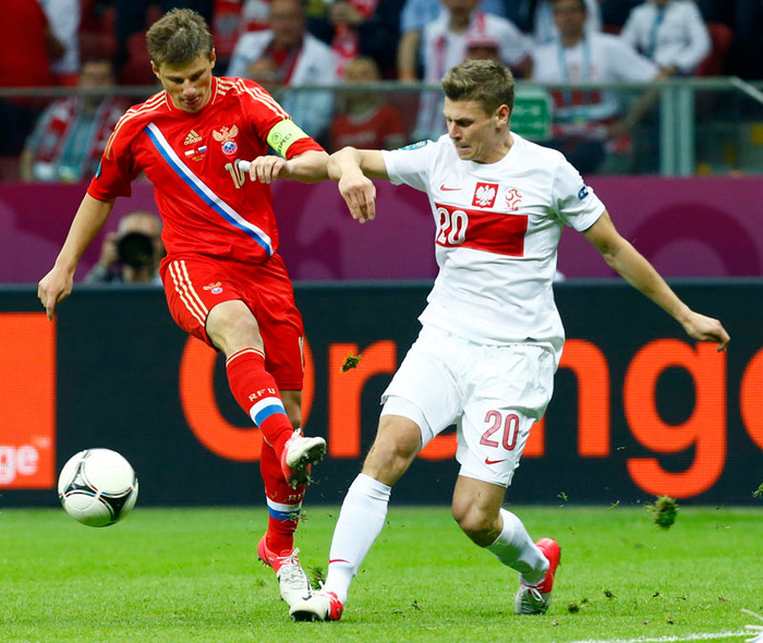 Arshavin như thường lệ vẫn là niềm cảm hứng của những chú Gấu Nga. Tiền vệ này chính là kiến trúc sư của bàn mở tỷ số của Dzagoev Arshavin như thường lệ vẫn là niềm cảm hứng của những chú Gấu Nga. Tiền vệ này chính là kiến trúc sư của bàn mở tỷ số của Dzagoev