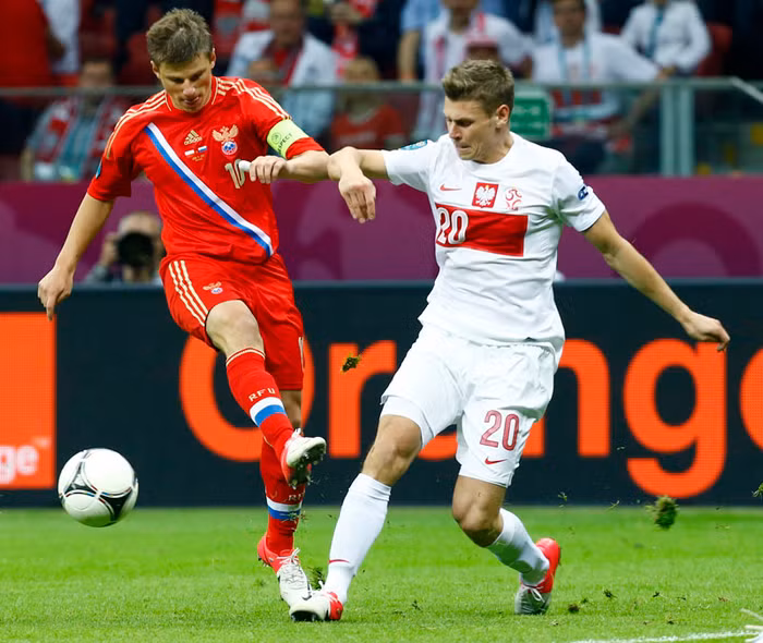 Arshavin như thường lệ vẫn là niềm cảm hứng của những chú Gấu Nga. Tiền vệ này chính là kiến trúc sư của bàn mở tỷ số của Dzagoev