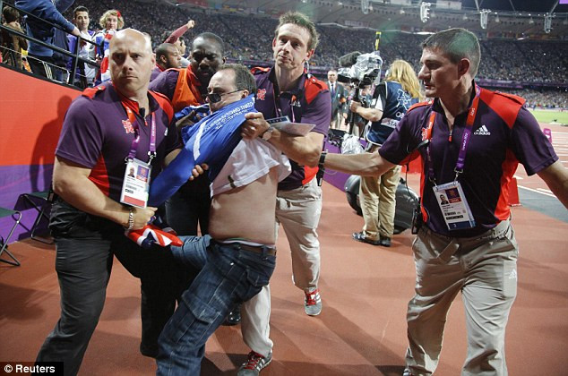 Ashley Gill-Webb chống cự nhân viên an ninh trong tình trạng say xỉn