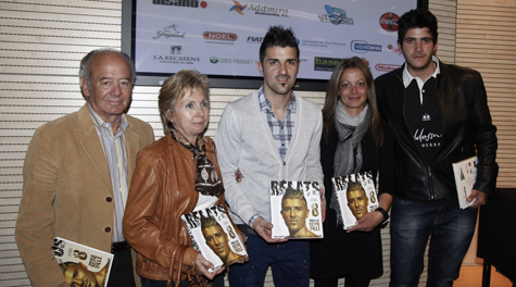 David Villa chụp ảnh cùng cha mẹ, vợ và em trai của nhà báo xấu số Dani Montesinos David Villa chụp ảnh cùng cha mẹ, vợ và em trai của nhà báo xấu số Dani Montesinos