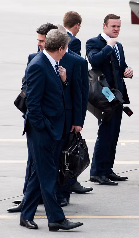 Sau đó thầy trò HLV Hodgson lặng lẽ lên máy bay...