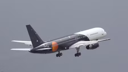 Chuyên cơ đưa Tam sư rời khỏi bầu trời nước Anh