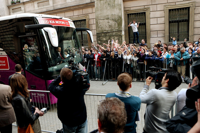Hàng trăm fan đã chờ sẵn chỉ để nhìn thấy những khoảnh khắc gần gũi với các thần tượng