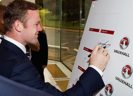 Các tuyển thủ ký lưu niệm tại tổng hành dinh của Vauxhall, đối tác chính của FA