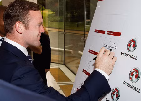 Các tuyển thủ ký lưu niệm tại tổng hành dinh của Vauxhall, đối tác chính của FA