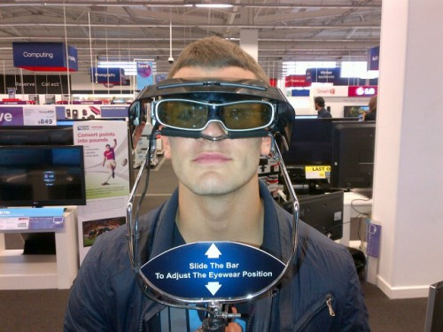 Wilshere thích thú với một chiếc kính đặc biệt Wilshere thích thú với một chiếc kính đặc biệt